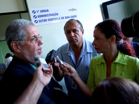 Secret&aacute;rio de Estado da Sa&uacute;de Jorge Sola, sendo entrevistado pela m&iacute;dia local