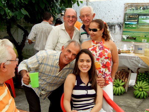 Ana L&uacute;cia Pimenta e sua filha a estudante Joana Pimenta e amigos