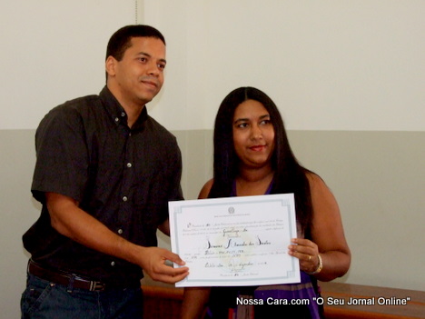 Momento em que a vereadora reeleita de Guaratinga, recebe o diploma