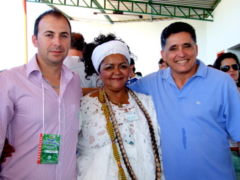 Marcio Granada uma baiana vestida a c&aacute;rater e J&acirc;nio Natal, prefeito de Porto Seguro