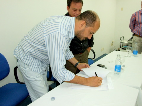 Prefeito Rob&eacute;rio Oliveira, assina o protocolo de inten&ccedil;&otilde;es