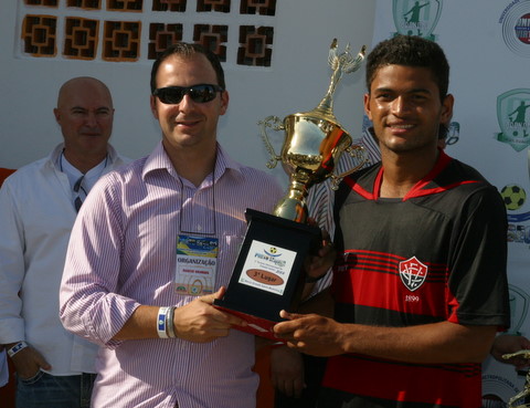 Jogador do Vitória recebe Márcio Granada o trófeu de terceiro lugar