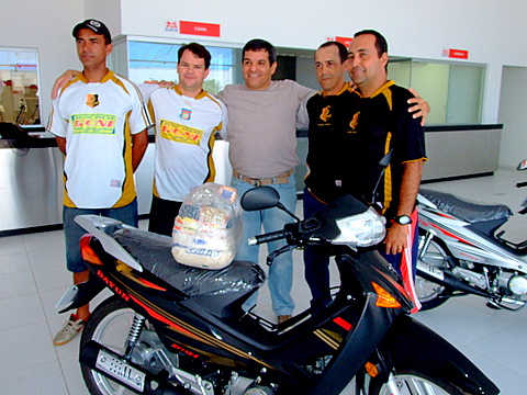 Da esq/direita Bezerra, presidente do futsal, um membro da diret&oacute;ria, Aurora (empres&aacute;rio) Artur Nunes (t&eacute;cnico) e Marcos Correia (preparador f&iacute;sico)