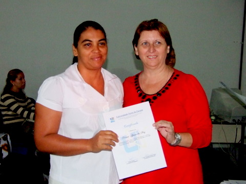 Professora Terezinha, secret&aacute;ria Municipal de Educa&ccedil;&atilde;o entrega o certificado a uma professora