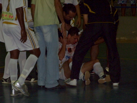 Atleta de Eun&aacute;polis, Lucas sendo socorrido ap&oacute;s contus&atilde;o