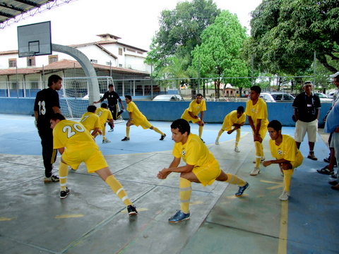A equipe de Teixeira de Freitas, durante o aquecimento momentos antes da partida 