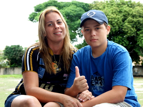 M&ocirc;nica e Marcelo, esposa e filho do t&eacute;cnico de Eun&aacute;polis, Artur Nunes