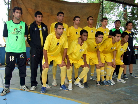Equipe de Teixeira de Freitas, que levou de 9x1, na quadra do Col&eacute;gio An&iacute;sio Teixeira