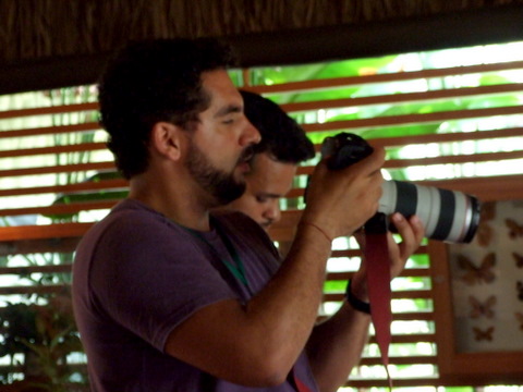 O fot&oacute;grafo Jo&atilde;o Marcos Rosa, que trabalha no Porjeto Harpia, expondo seus trabalhos durante a festas 