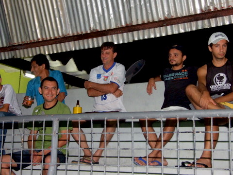 Torcedores eunapolitanos presentes na quadra prestigiando o fusal de Eun&aacute;polis 