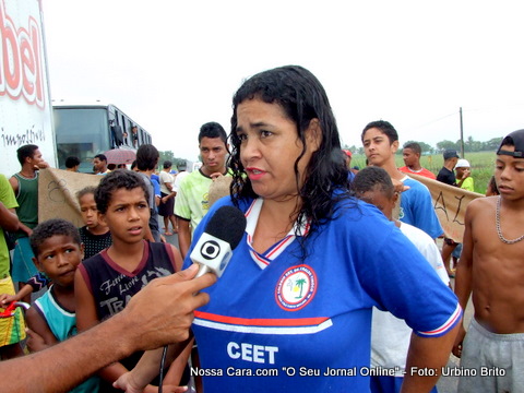 Estudante de Vera Caruz sendo entrevista pela equipe da Tv. Santa Cruz