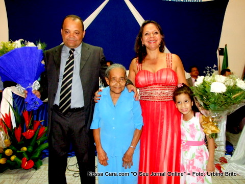 Neone Coredeiro (prefeita0 e José Guimarães (vice-prefeito) são homenageados com flores