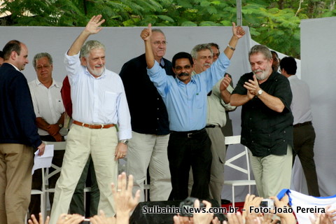 O prefeito de Caravelas (centro) ladeado pelo governador da Bahia Jaques Wagner (esquerda) e o Presidente Lula (direita) 