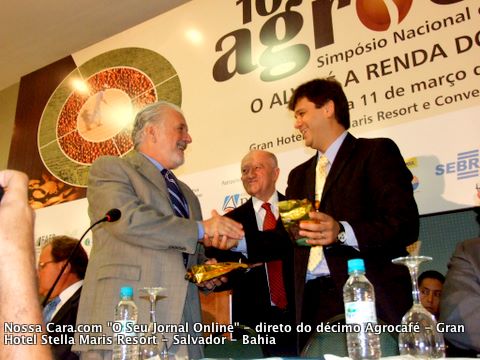 O governador Jaques Wagner recebe um pacote de caf&eacute; produzido no estado da Bahia