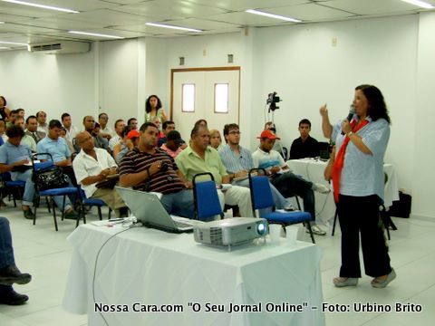 Eliane Anjos (Veracel) enquanto fazia a apresenta&ccedil;&atilde;o do projeto Veracel II