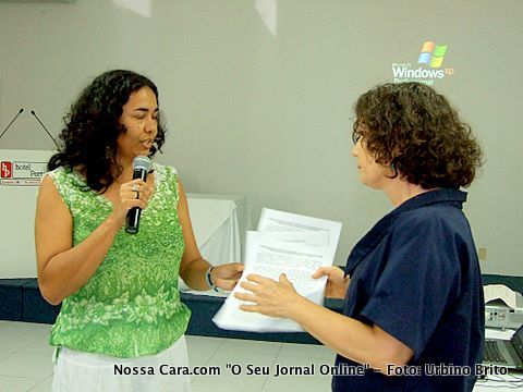 Ivonete Gon&ccedil;alves (CEPEDES) entrega documentos a Bete Wagner (IMA).