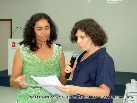 Bete Wagner, examina os documentos recebido de Ivonete Gon&ccedil;alves pedindo a morat&oacute;ria do plantiiio de eucalipto