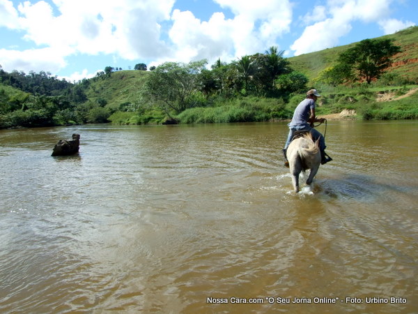 Este &eacute; um local de vau do Rio Buranh&eacute;m que h&aacute; 40 anos se atravessavar com o cavalo nadando ou de balsa hoje veja ai onda a &aacute;gua bate nas canelas do cavalo