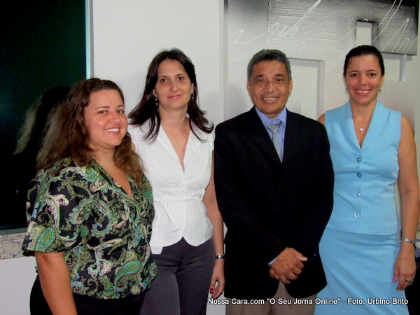 Antônio Apóstolo Lima (centro) a direita Dra Lucilia (de azul claro) a esquerda as Dras. Deise (de branco) e Roberta Trutrut (de roupa estampada) 
