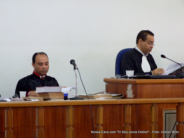 A esquerda Dr. Jo&atilde;o Alves Neto (promotor) e o Juiz Dr. Otaviano