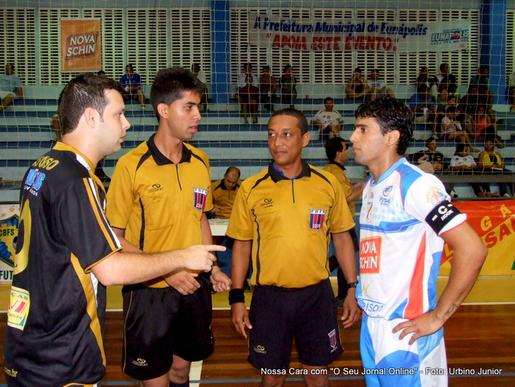Momento em que os árbitro Mayco Morato e Elieliton Pereira fazer o sorteio para saber de que lado da quadra fica cada equipe