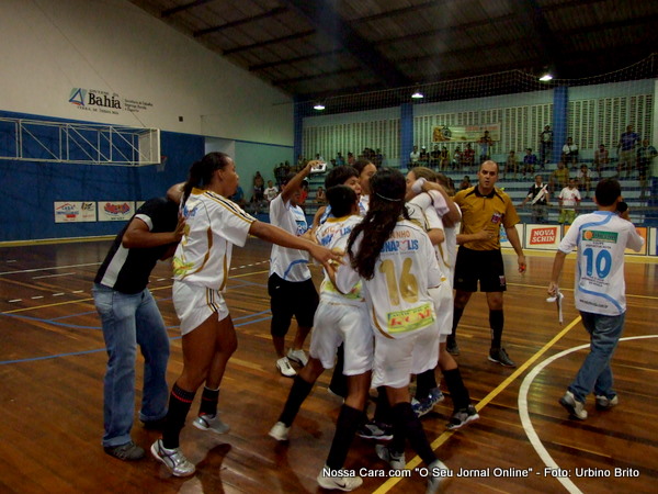 Jogadoras de Eunápolis comemoram a vitória 