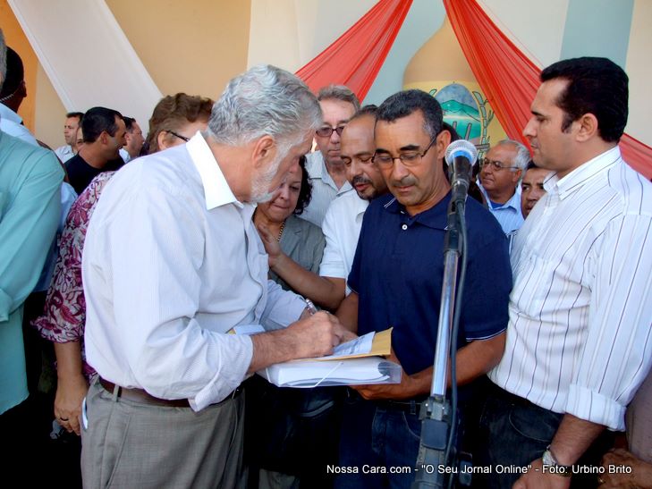 Momento em que o presidente do Sindicato dos Produtores Rurais de Aba&iacute;ra entrega documentos ao governador Jaques Wagner