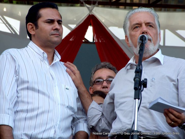 O prefeito de Aba&iacute;ra Jo&atilde;o Hip&oacute;lito com o governador Jaques Wagner que durante o discurso jogou um balde de &aacute;gua na cabe&ccedil;a do povo 