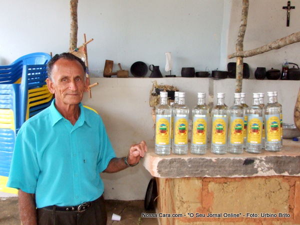 O Sr. Dermeval com a cachaça de sua produção fartamente distribuida no XII Festival da Cachaça Abaíra