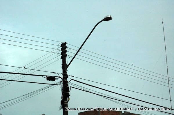Mais uma l&acirc;mpada da Av. Europa quebrada quase em frente a AGS Locadora