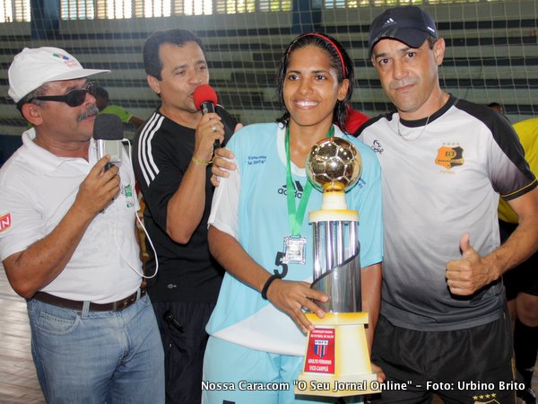 O t&eacute;cnico Artur Nunes entrega o trof&eacute;u de vice campe&atilde; a capit&atilde; da equipe da ABF. 