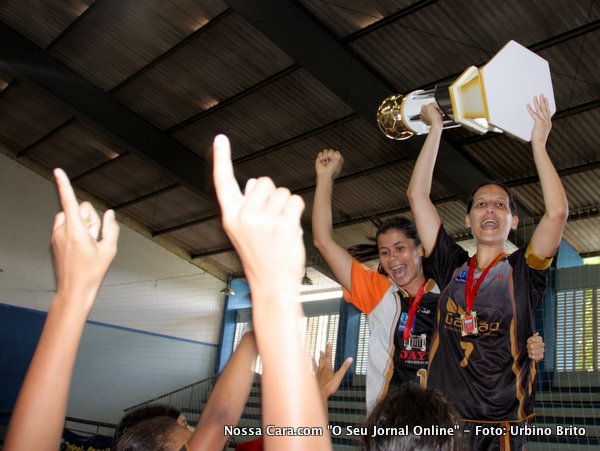 A jogadora Peth acompanhada da goleira Geane exibe o beliss&iacute;mo trof&eacute;u de campe&atilde;