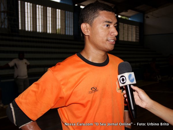 Carlos vai receber hoje a noite em Salvador o pr&ecirc;mio de melhor atleta do futsal baiano em 2010 