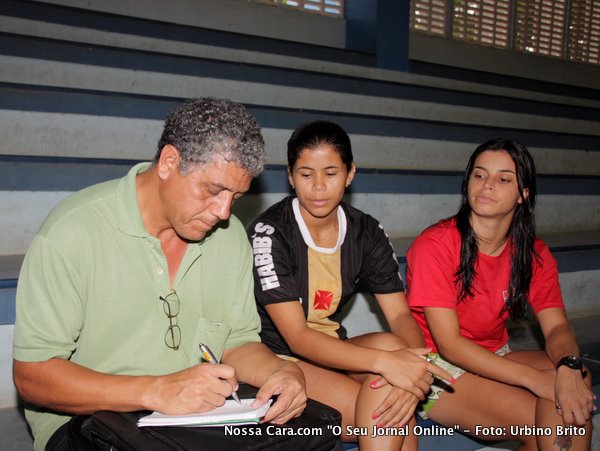 O rep&oacute;rter Teoney Guerra, conversa as jogadoras Geane e Lidiane do time de futsal feminino de Eun&aacute;polis