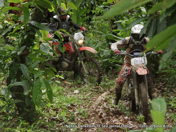 Pilotos dentro da trilha no cacau da fazenda de Walter Coletor