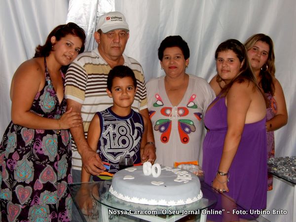 Aqui com as filhas Fernanda a esposa Linalva, Vivian, Viviane e o neto Thiago, felizes por mais um ano de vida de seu Fernando
