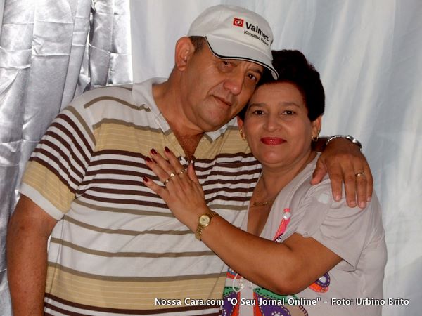 Fernando e Linalva comemoram felize com as filhas e netos mais um anivers&aacute;rio 