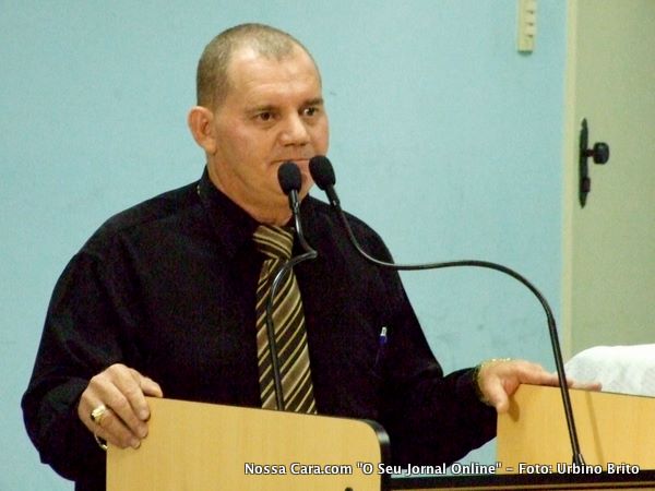 Vereador Galego do Regional discursa falando sobre o transporte  alternativo e sobre press&otilde;es as sofrida pelos motoristas em Eun&aacute;polis