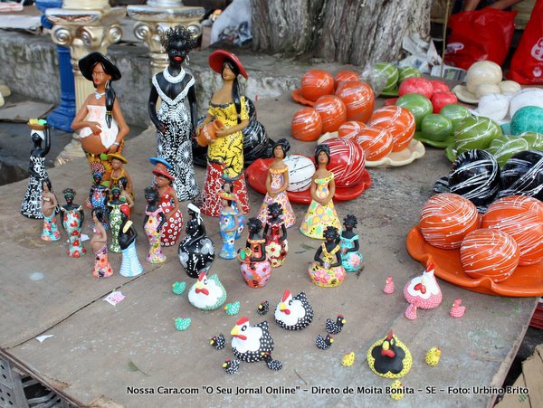 Bonequinhas muitos bem vestidas e galinhas coloridas