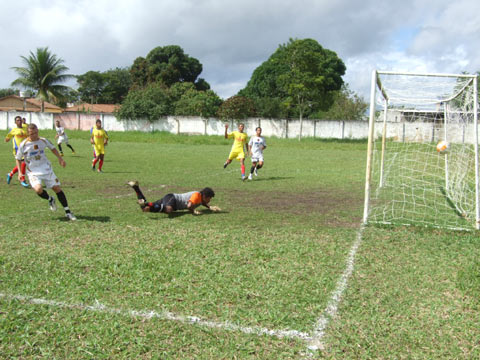 Momento em que sele&ccedil;&atilde;o de Eun&aacute;polis marca um gol no amistoso contra Itapebi 