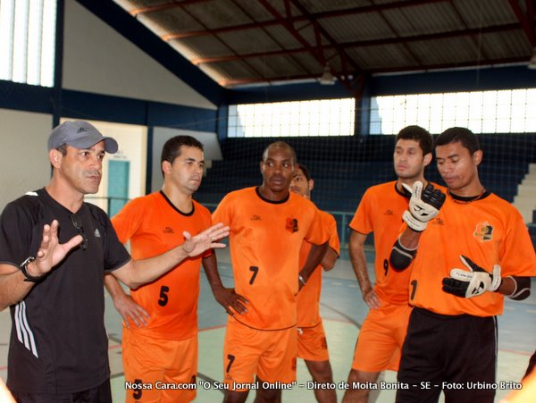 Artur Nunes (preto) e o goleiro Carlos (de luvas) esta foto foi feita durante um treino na Liga do Nordeste 2010 em Moita Bonita - SE. 