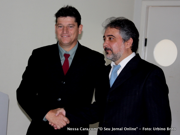 S&eacute;rgio Bobbio o novo presidente sendo cumprimentado pelo ex presidente Robern&iacute;lio