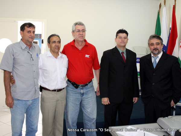 Da esq/direita a diretoria atual do Sindicom Lula (Vidrobox), Erivelton (Oralmed), Get&uacute;lio (Glv.Sat), S&eacute;rgio Bobbio (Eletrica Bobbio) e Robern&iacute;lio (Violeta Perfumaria).