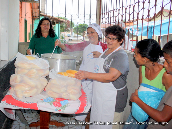 Ruthe Contadora (verde) e volunt&aacute;rios distribuindo a sopa no fim da tarde de ont&eacute;m no bairro Itapoan