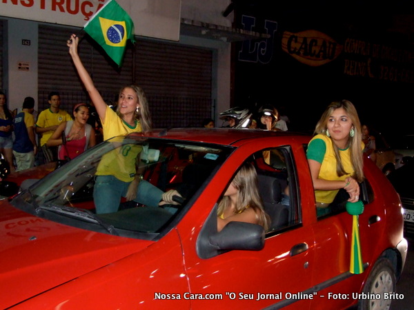 Muita gente bonita desfilando nos automóveis e vibrando com a vitória brasileira