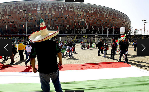   Torcedores chegam animados para a grande estreia no estádio Soccer City - Foto: Agência  EFE