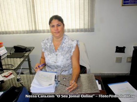 Carm&eacute;m L&uacute;cia Gerino Maciel presidente da C&acirc;mara Municipal de Eun&aacute;polis preside a reuni&atilde;o em seu gabinete 