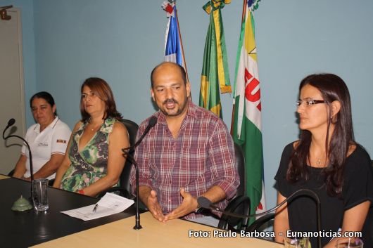 Da esq/direita uma Agente de Sa&uacute;de, Carm&eacute;m L&uacute;cia (pres C&acirc;mara), Rob&eacute;rio Oliveira (prefeito de Eun&aacute;polis) e K&aacute;tia Nunes (secret&aacute;ria Municipal de Sa&uacute;de)