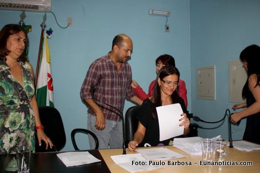 A secret&aacute;ria de Sa&uacute;de examina os atos de posse sendo observada pelo prefeito Rob&eacute;rio Oliveira e a presidente da C&acirc;mara Carm&eacute;m L&uacute;cia