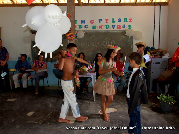 Alunos da escola representam os &iacute;ndios Patax&oacute; da &eacute;poca do descobrimento durante a chegada dos portugueses